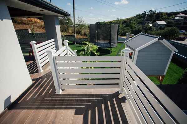 Kırsal kesimdeki modern evin dışında.