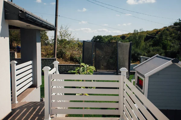 Kırsal kesimdeki modern evin dışında.