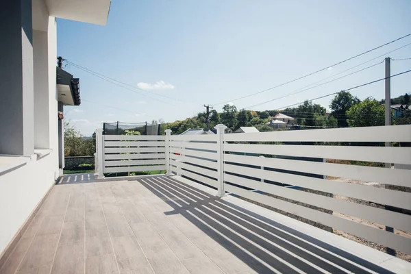 Kırsal kesimdeki modern evin dışında.