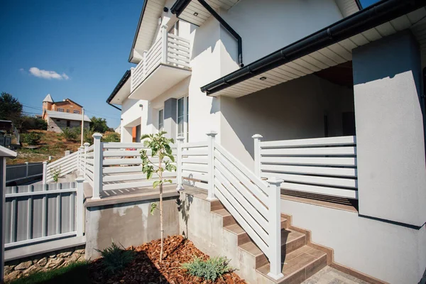 Kırsal kesimdeki modern evin dışında.