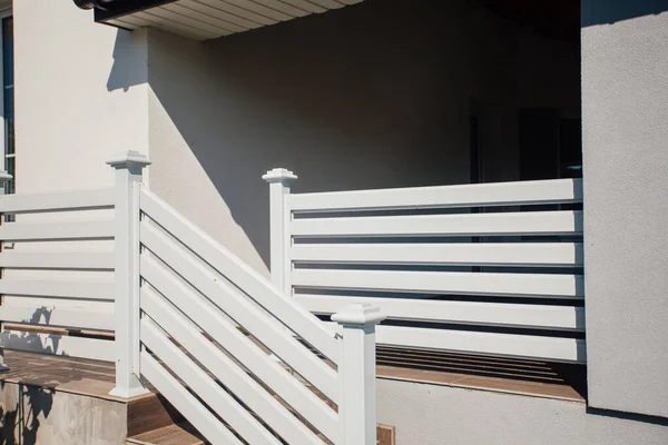 Kırsal kesimdeki modern evin dışında.