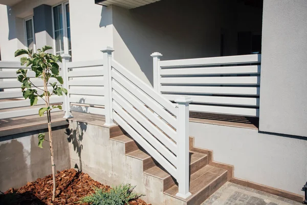 Kırsal kesimdeki modern evin dışında.