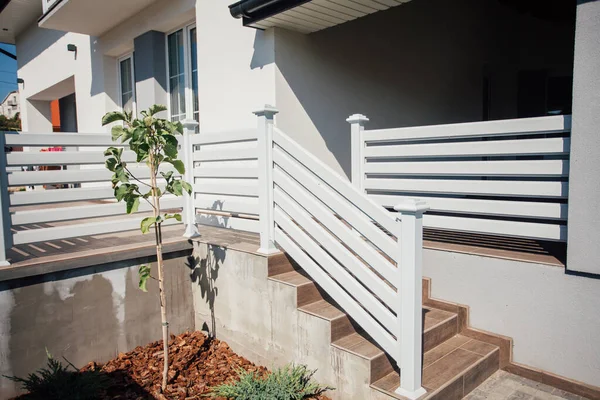 Kırsal kesimdeki modern evin dışında.