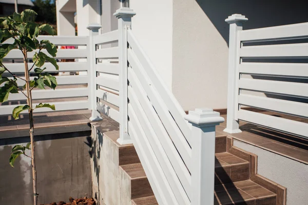 Kırsal kesimdeki modern evin dışında.