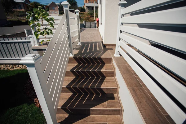 Kırsal kesimdeki modern evin dışında.