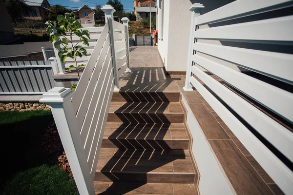 Kırsal kesimdeki modern evin dışında.