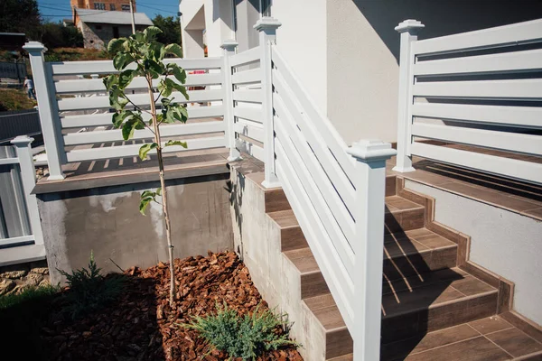 Kırsal kesimdeki modern evin dışında.