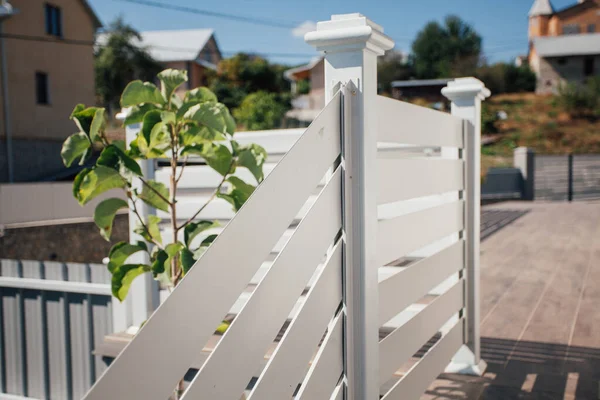 Kırsal kesimdeki modern evin dışında.