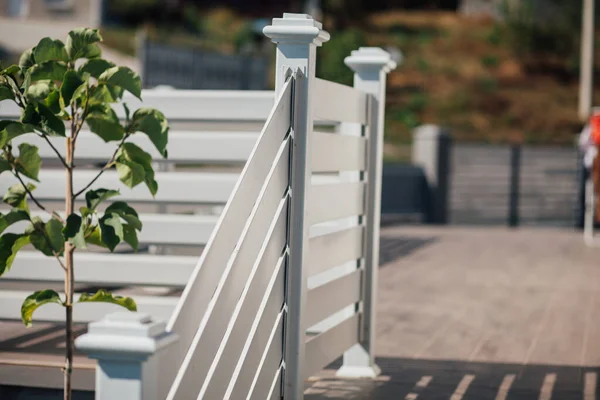 Kırsal kesimdeki modern evin dışında.