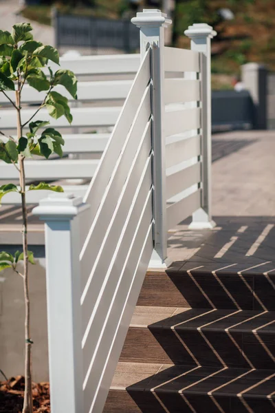 Kırsal kesimdeki modern evin dışında.