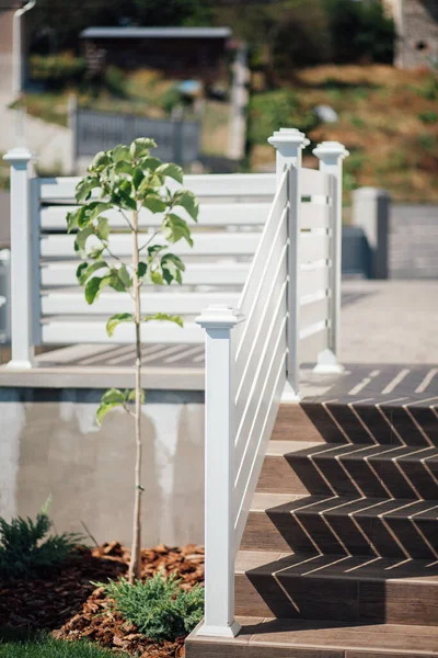 Kırsal kesimdeki modern evin dışında.