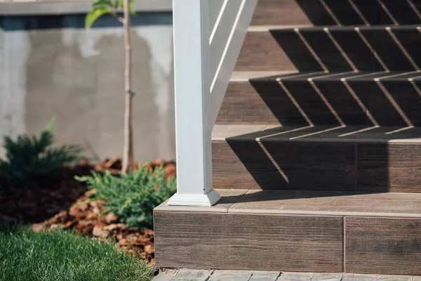 Kırsal kesimdeki modern evin dışında.