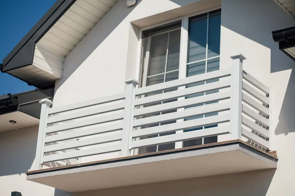 Kırsal kesimdeki modern evin dışında.