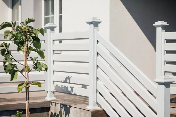 Kırsal kesimdeki modern evin dışında.