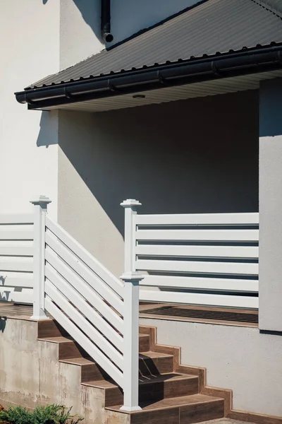 Kırsal kesimdeki modern evin dışında.