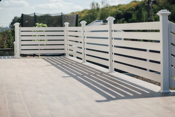 Kırsal kesimdeki modern evin dışında.