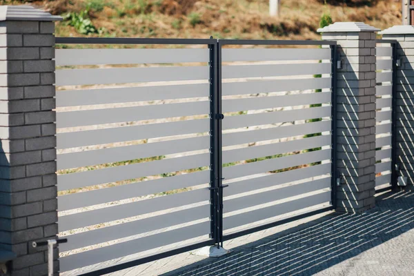 Kırsal kesimdeki modern evin dışında.