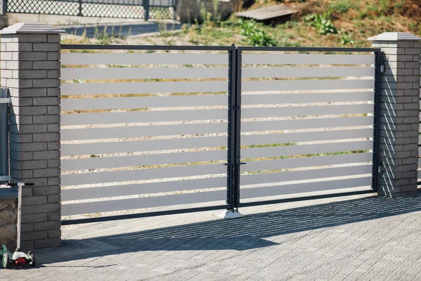 Kırsal kesimdeki modern evin dışında.