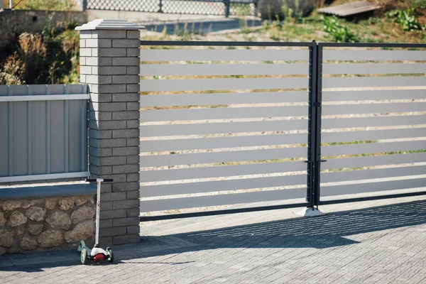 Kırsal kesimdeki modern evin dışında.