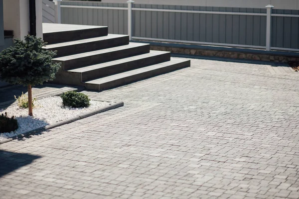 Kırsal kesimdeki modern evin dışında.