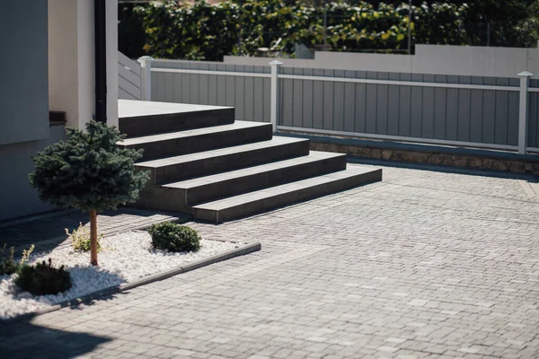 Kırsal kesimdeki modern evin dışında.