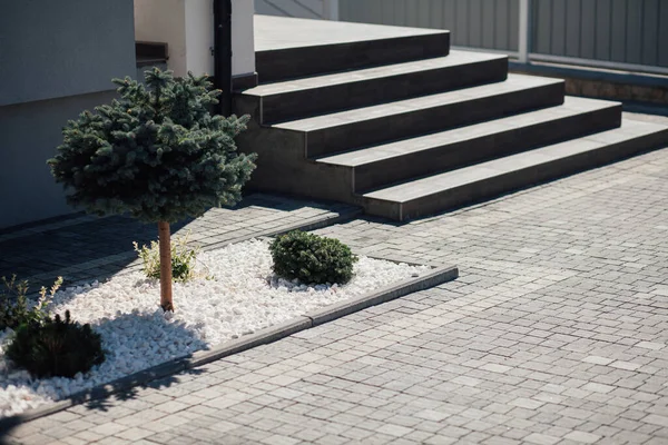 Kırsal kesimdeki modern evin dışında.