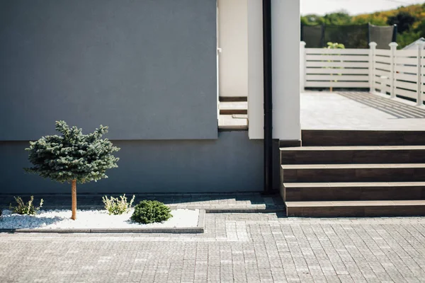 Kırsal kesimdeki modern evin dışında.