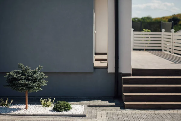 Kırsal kesimdeki modern evin dışında.