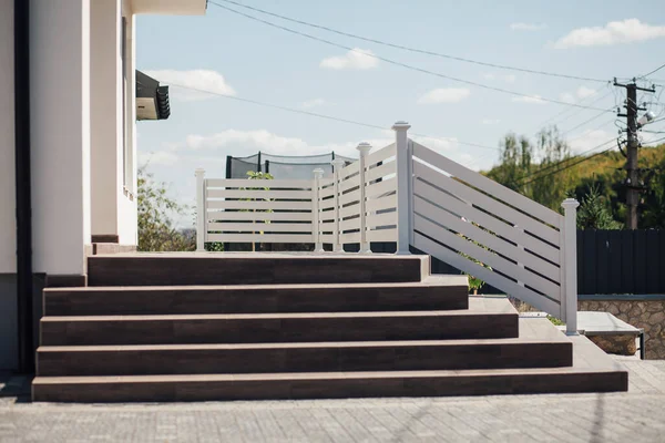 Kırsal kesimdeki modern evin dışında.