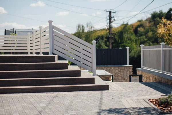 Kırsal kesimdeki modern evin dışında.