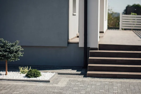 Kırsal kesimdeki modern evin dışında.