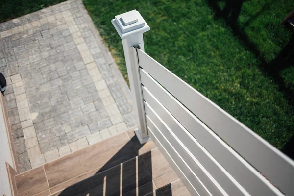 Kırsal kesimdeki modern evin dışında.