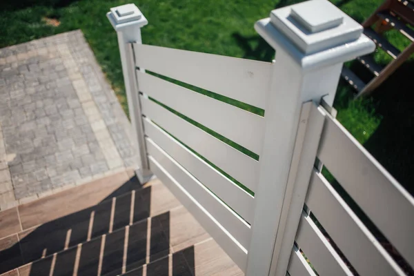 Kırsal kesimdeki modern evin dışında.