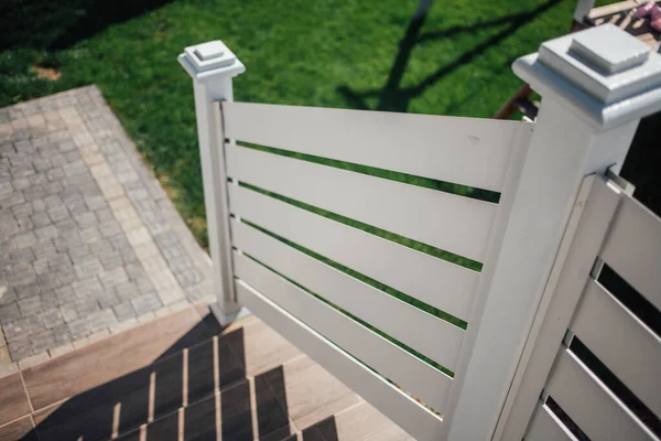 Kırsal kesimdeki modern evin dışında.