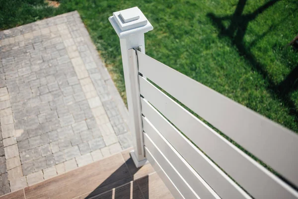 Kırsal kesimdeki modern evin dışında.