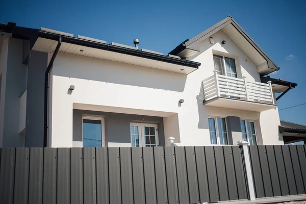 Kırsal kesimdeki modern evin dışında.