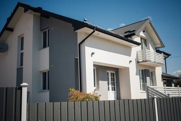 Kırsal kesimdeki modern evin dışında.