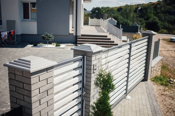 Kırsal kesimdeki modern evin dışında.