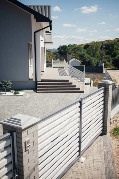 Kırsal kesimdeki modern evin dışında.