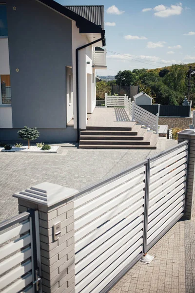 Kırsal kesimdeki modern evin dışında.