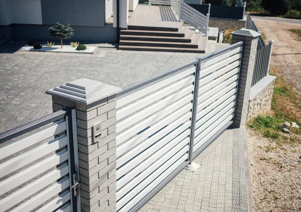 Kırsal kesimdeki modern evin dışında.