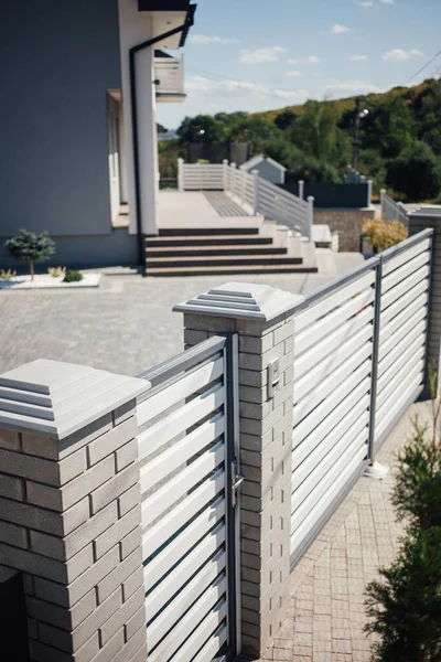 Kırsal kesimdeki modern evin dışında.