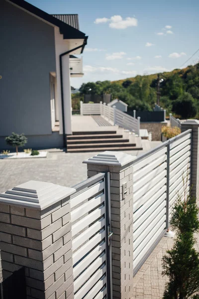 Kırsal kesimdeki modern evin dışında.