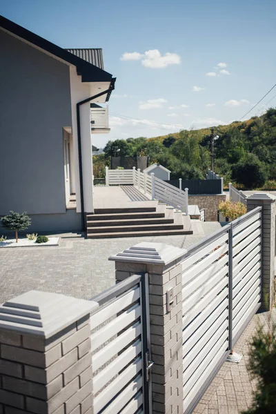 Kırsal kesimdeki modern evin dışında.