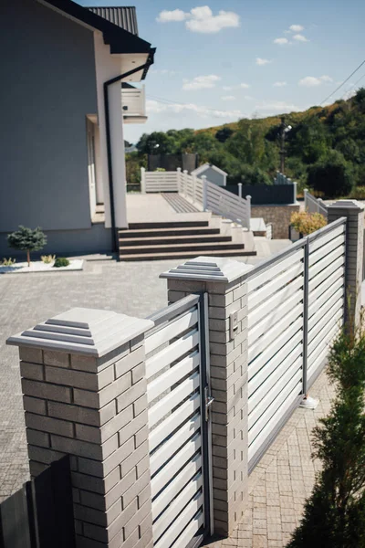 Kırsal kesimdeki modern evin dışında.