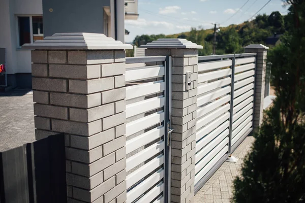 Kırsal kesimdeki modern evin dışında.