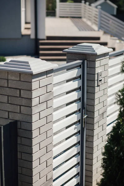 Kırsal kesimdeki modern evin dışında.