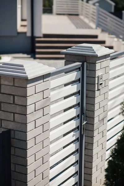 Kırsal kesimdeki modern evin dışında.