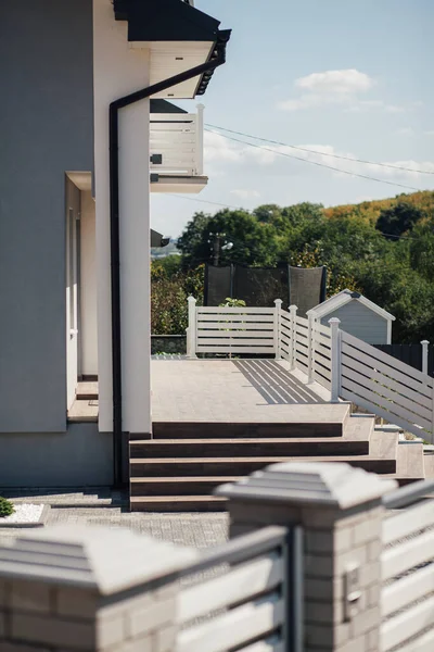 Kırsal kesimdeki modern evin dışında.