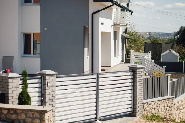 Kırsal kesimdeki modern evin dışında.